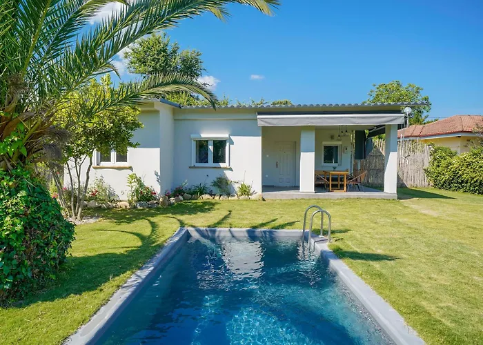 Rafaelo Pool Side 度假居