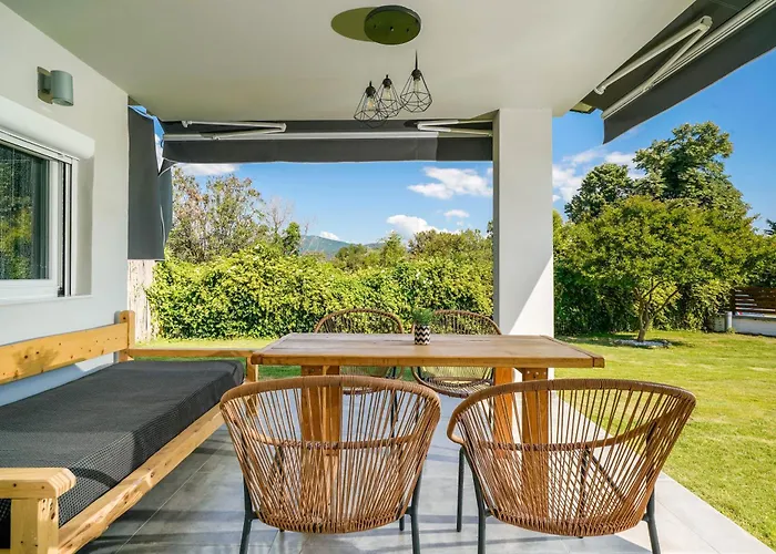 Ferienhaus Rafaelo Pool Side Olympiada